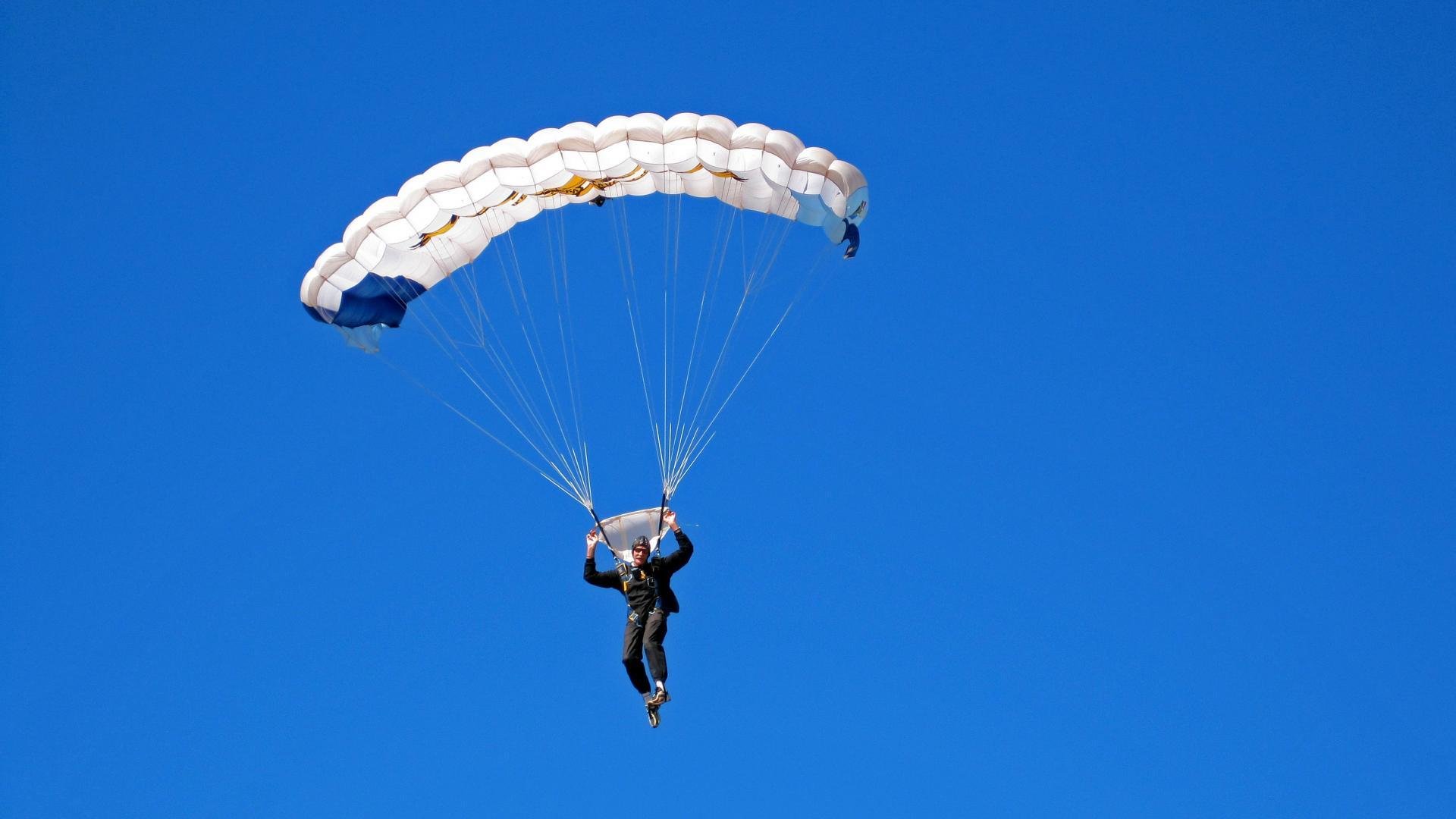 开云入口-青少年电竞保护措施不断完善，预防沉迷，促进健康成长，青少年玩电竞游戏